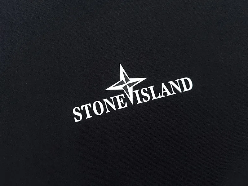 W668#P110💰 Popular item on the platform [Stone lsland/Stone Island compass armband printed short-sleeved T-shirt] ⚠️[Original creation with high control of details] -Made of 230g combed cotton 32-count double yarn, soft and comfortable to the touch, sweat-absorbent and breathable. -Simple basic and versatile style, original quality, the first choice for couples. -Made in a large factory, four needles and five threads on the shoulder, neat alignment, high quality workmanship. -Same style for men and women. Very versatile, one piece for everyone, the details are clearly visible. Color: Black Size: M L